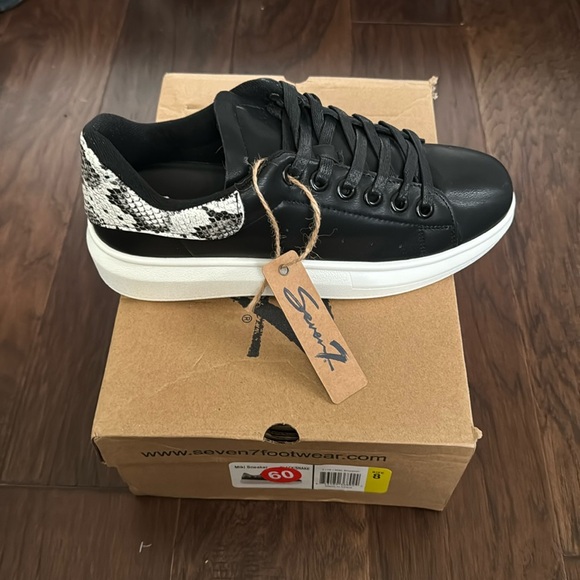 Seven7 Miki Sneaker Size 8 NWT - Picture 1 of 4